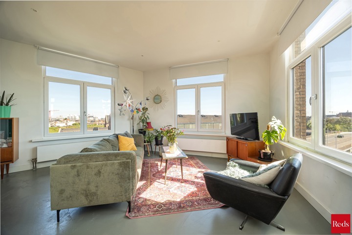 Lichtrijk hoekappartement met open zicht aan Damplein