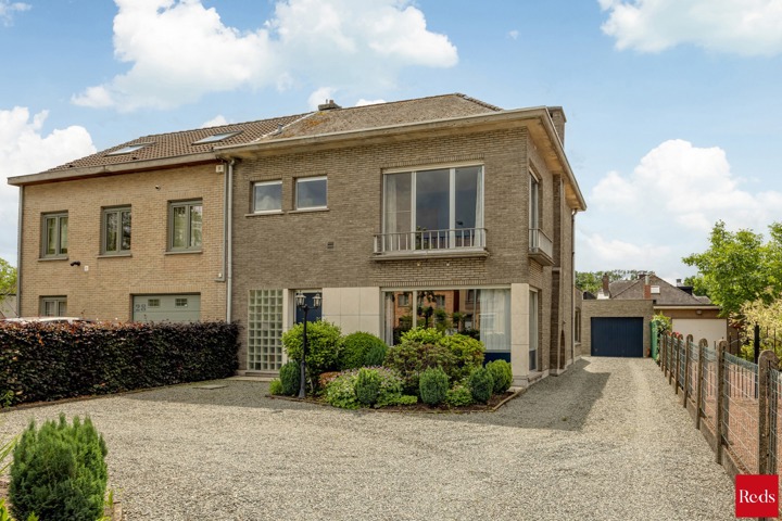  Halfopen bebouwing met tuin en garage