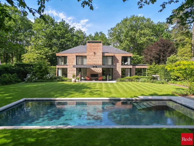 Architectenvilla met zwembad en ZW tuin in Hof Ter Linden
