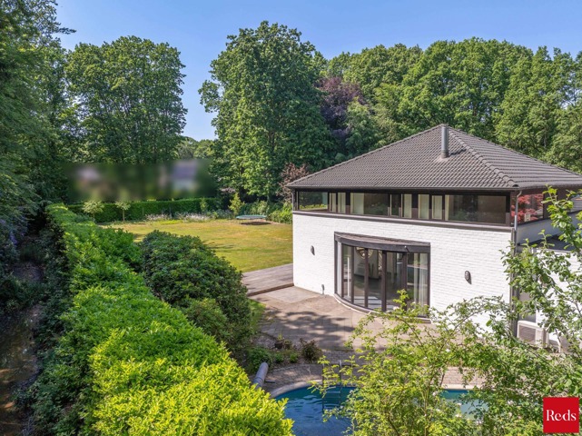 Villa met zwembad omringd door natuur en maximale privacy