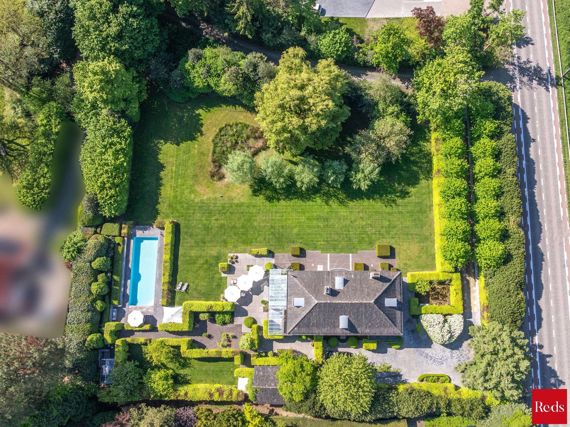 Statige luxevilla op royaal perceel van 3.877 m² met zwembad