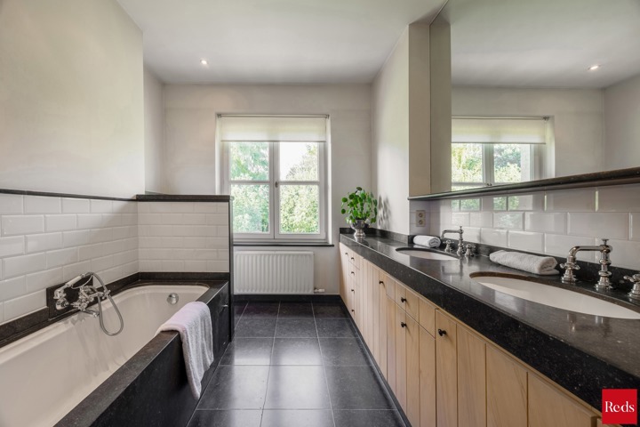 Statige luxevilla op royaal perceel van 3.877 m² met zwembad