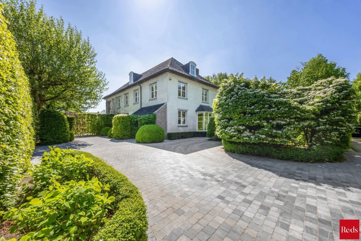 Statige luxevilla op royaal perceel van 3.877 m² met zwembad