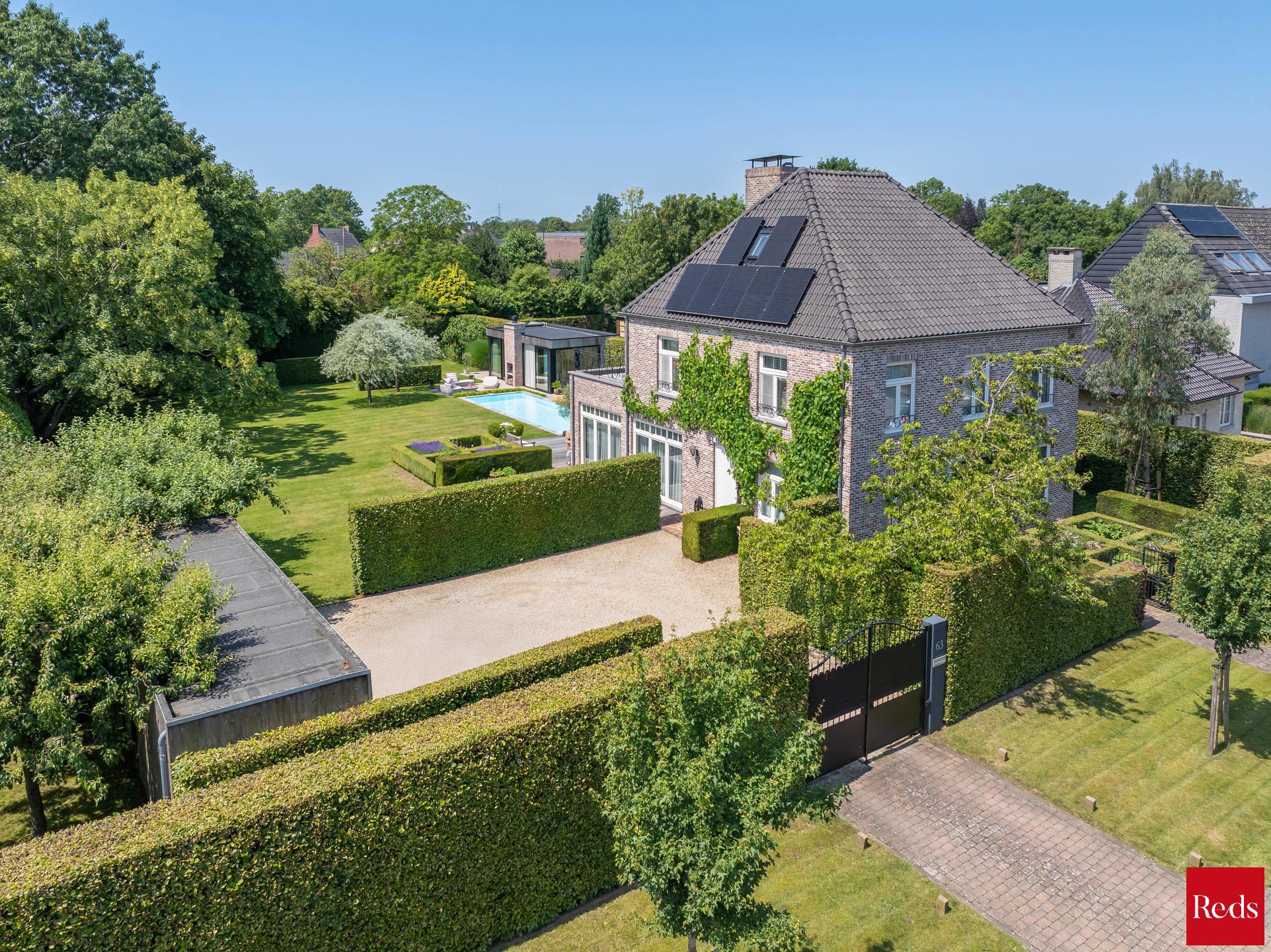 Uniek eigendom met zwembad, bijgebouw en bouwgrond 