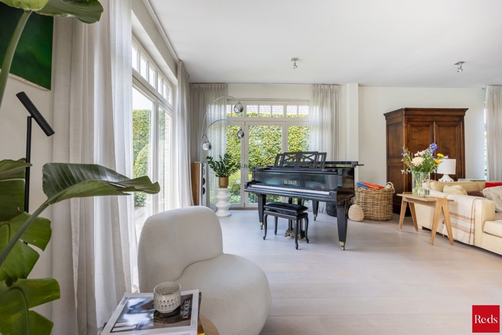 Uniek eigendom met zwembad, bijgebouw en bouwgrond 