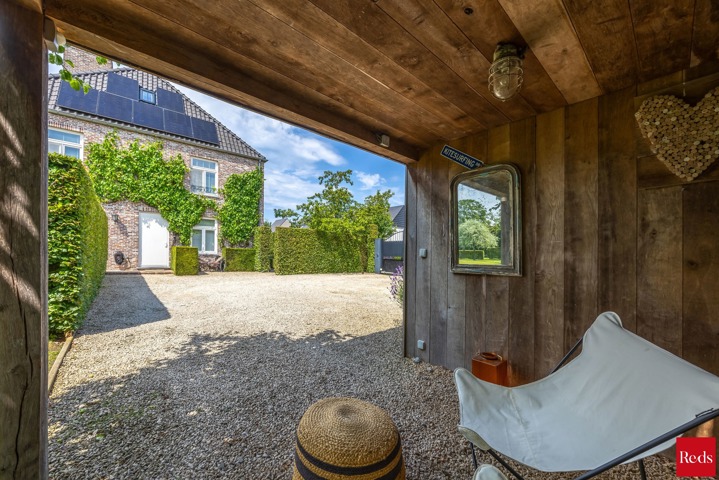 Uniek eigendom met zwembad, bijgebouw en bouwgrond 