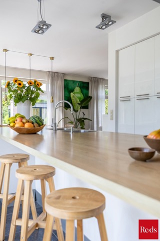Uniek eigendom met zwembad, bijgebouw en bouwgrond 