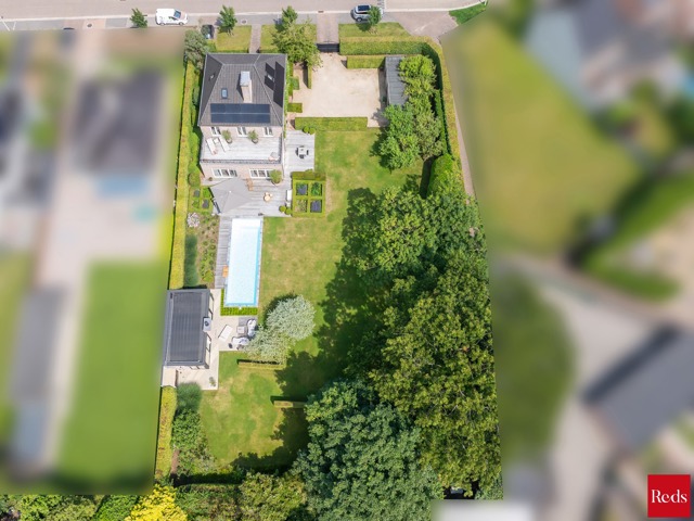 Uniek eigendom met zwembad, bijgebouw en bouwgrond 