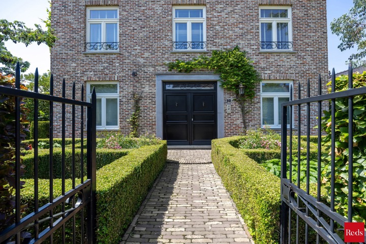 Uniek eigendom met zwembad, bijgebouw en bouwgrond 