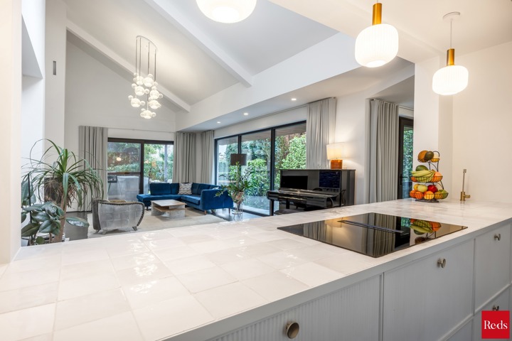 Stijlvolle, energiezuinige woning met rondom heerlijke tuin 