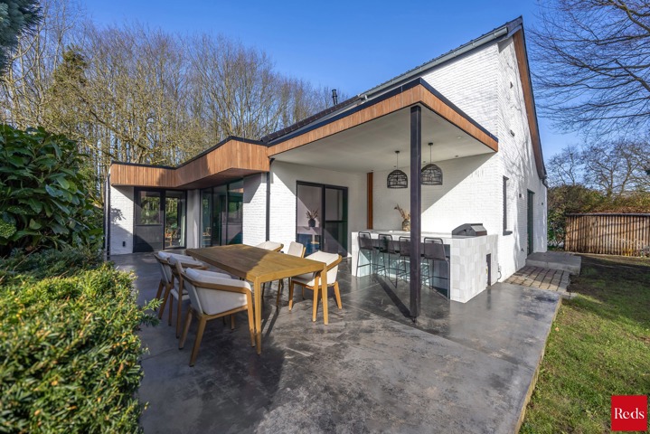 Stijlvolle, energiezuinige woning met rondom heerlijke tuin 