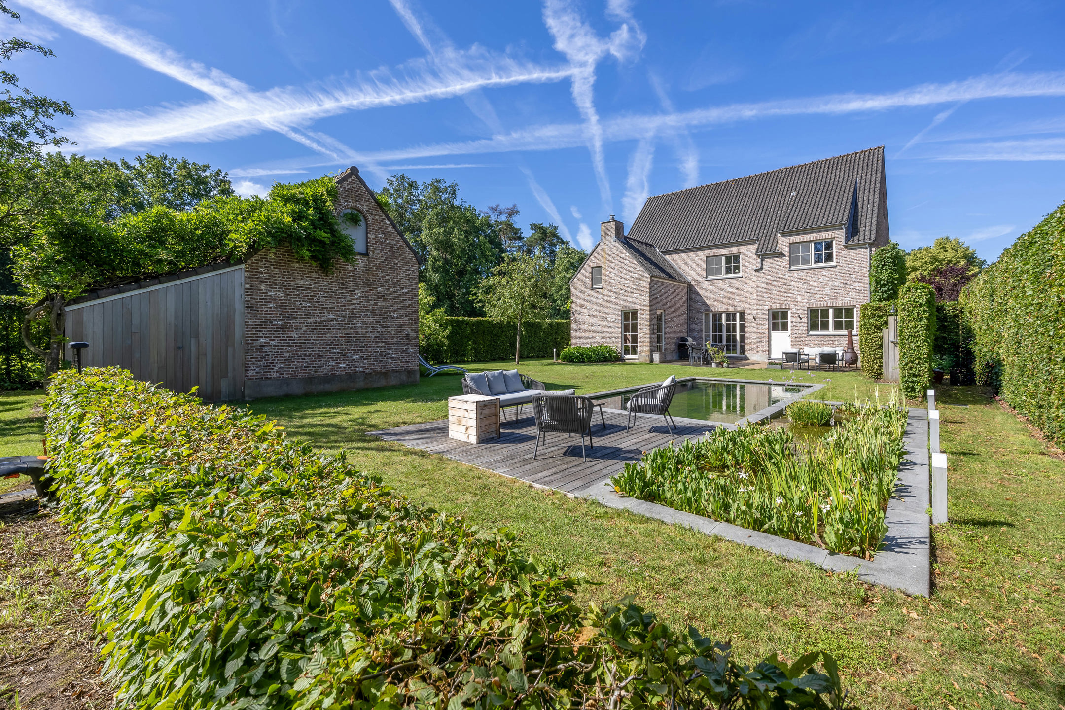 Discreet: Rustig gelegen villa met prachtige tuin en zwemvijver
