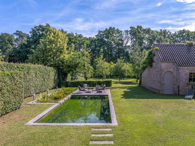 Discreet: Rustig gelegen villa met prachtige tuin en zwemvijver