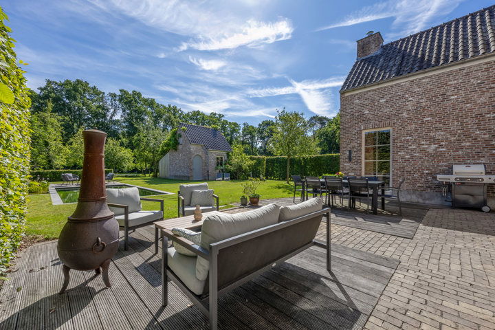Discreet: Rustig gelegen villa met prachtige tuin en zwemvijver