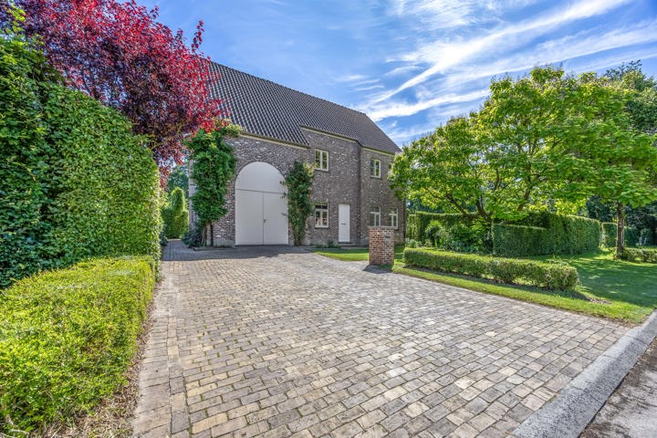 Discreet: Rustig gelegen villa met prachtige tuin en zwemvijver