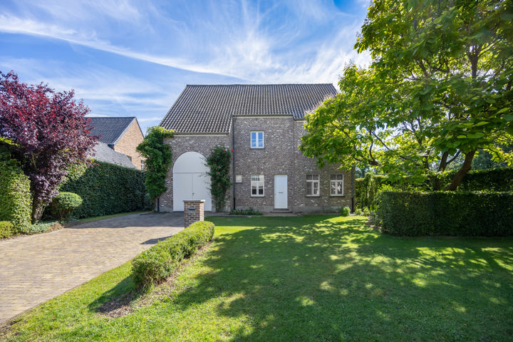 Discreet: Rustig gelegen villa met prachtige tuin en zwemvijver