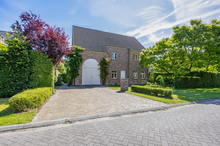 Discreet: Rustig gelegen villa met prachtige tuin en zwemvijver