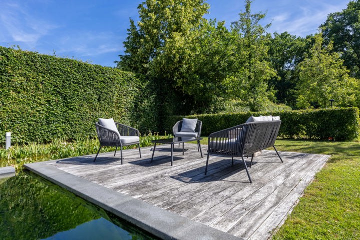 Discreet: Rustig gelegen villa met prachtige tuin en zwemvijver