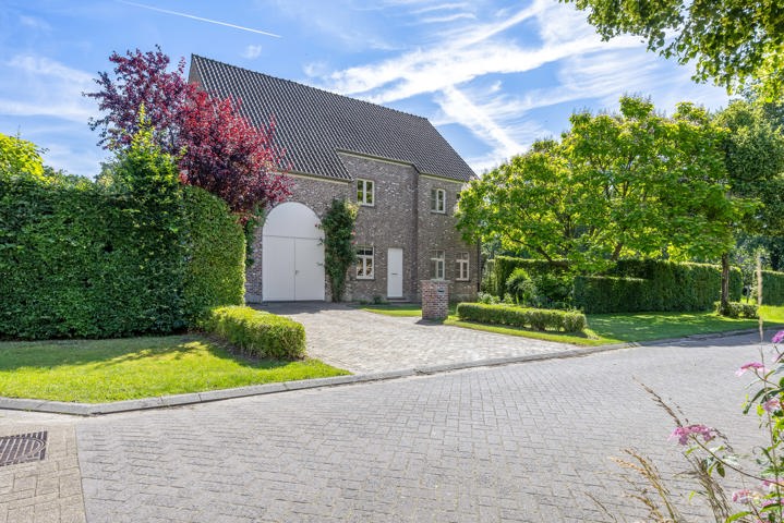 Discreet: Rustig gelegen villa met prachtige tuin en zwemvijver