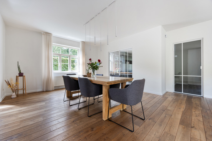 Discreet: Rustig gelegen villa met prachtige tuin en zwemvijver
