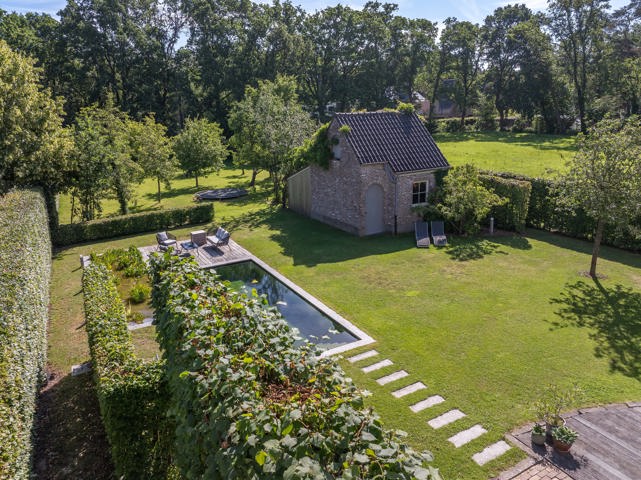 Discreet: Rustig gelegen villa met prachtige tuin en zwemvijver