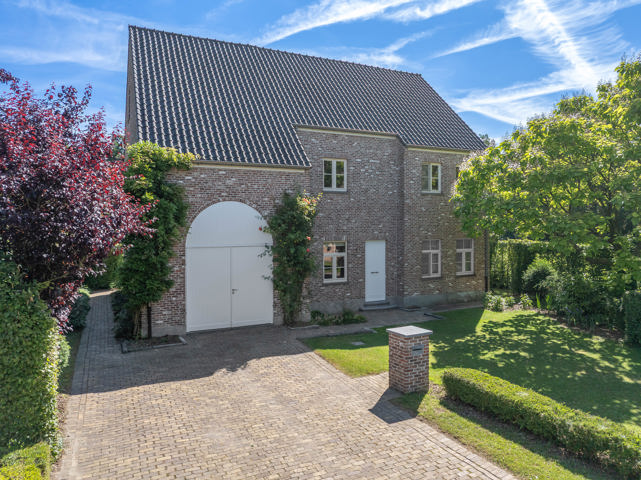 Discreet: Rustig gelegen villa met prachtige tuin en zwemvijver