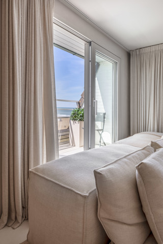 Luxueus gerenoveerd 3slpk appartement met frontaal zeezicht