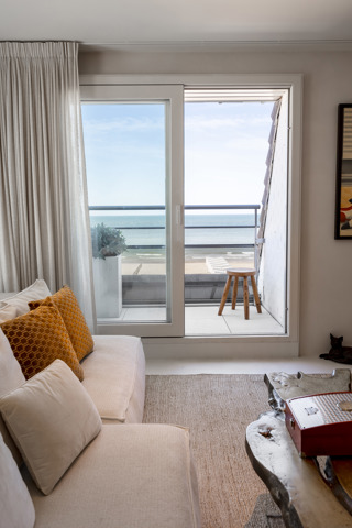 Luxueus gerenoveerd 3slpk appartement met frontaal zeezicht