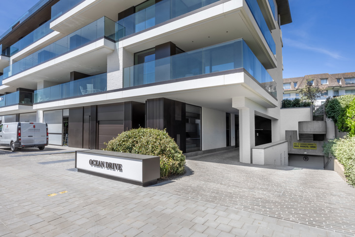 Luxueus gerenoveerd 3slpk appartement met frontaal zeezicht