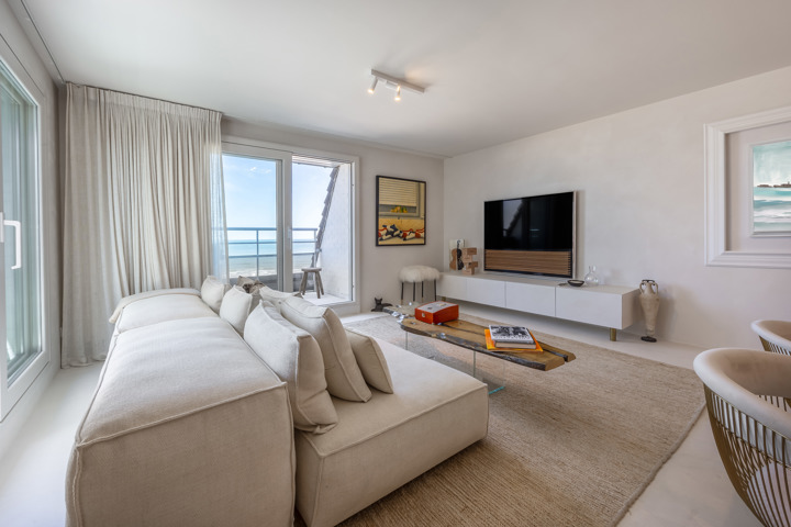 Luxueus gerenoveerd 3slpk appartement met frontaal zeezicht