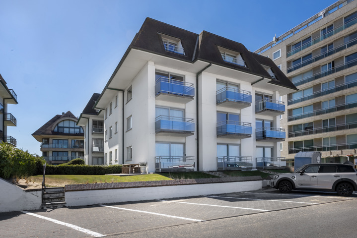 Luxueus gerenoveerd 3slpk appartement met frontaal zeezicht