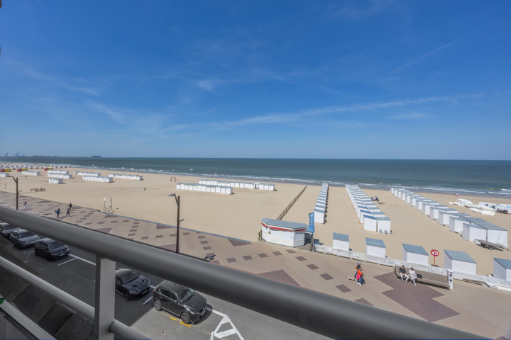 Luxueus gerenoveerd 3slpk appartement met frontaal zeezicht