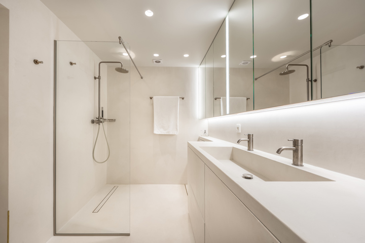 Luxueus gerenoveerd 3slpk appartement met frontaal zeezicht