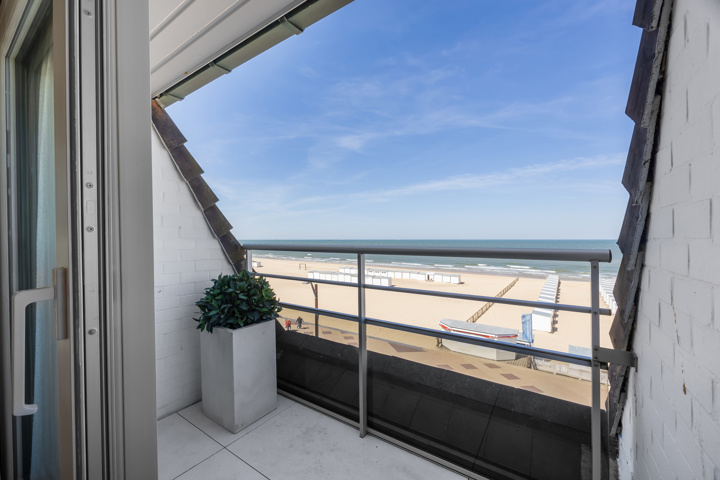 Luxueus gerenoveerd 3slpk appartement met frontaal zeezicht