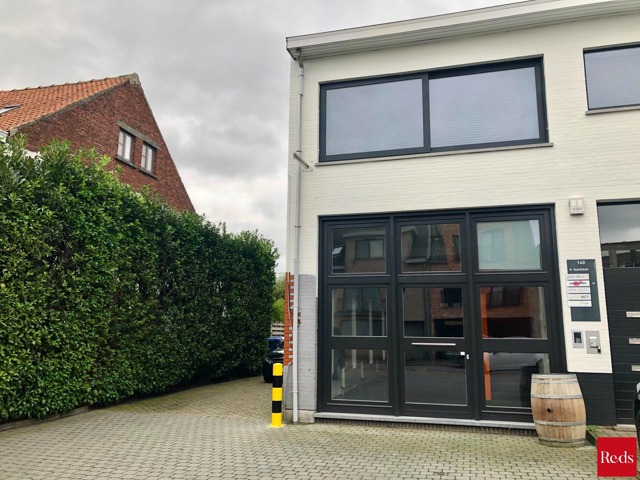 Kantoor/handelsruimte met achtergelegen magazijn te huur