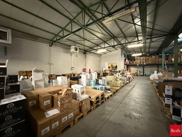 Magazijn met bijhorende kantoor- of handelsruimte te huur