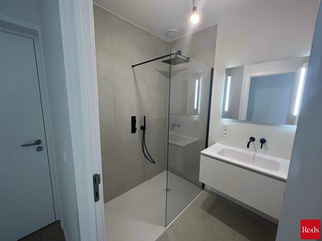 2-slaapkamer appartement met ruim terras en parking