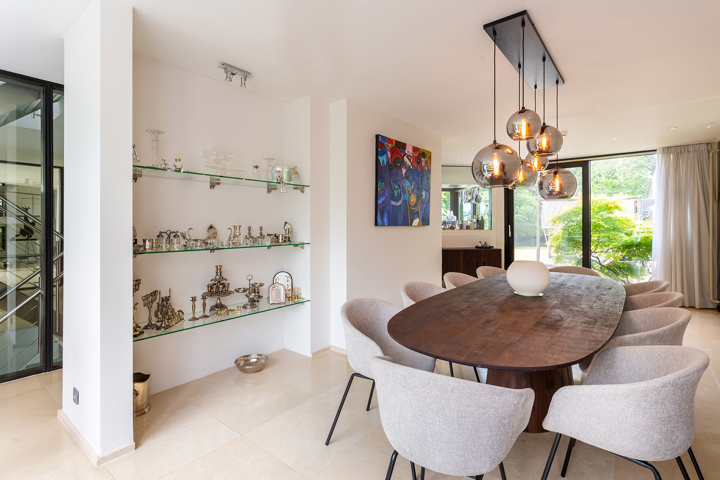Topgelegen architectenwoning met ruim tuin en binnenzwembad.