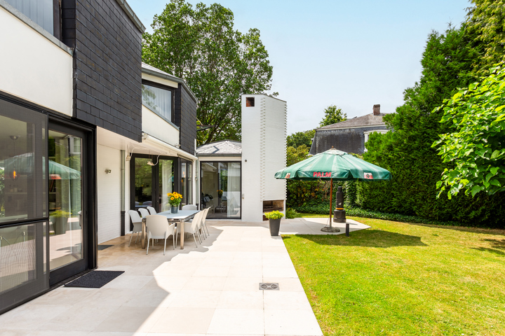 Topgelegen architectenwoning met ruim tuin en binnenzwembad.