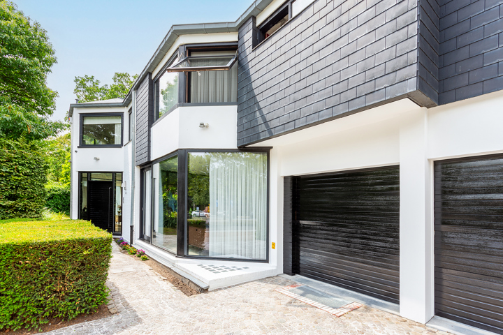 Topgelegen architectenwoning met ruim tuin en binnenzwembad.