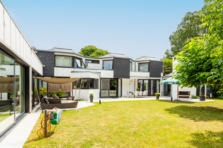Topgelegen architectenwoning met ruim tuin en binnenzwembad.