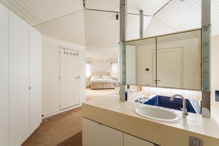 Topgelegen architectenwoning met ruim tuin en binnenzwembad.