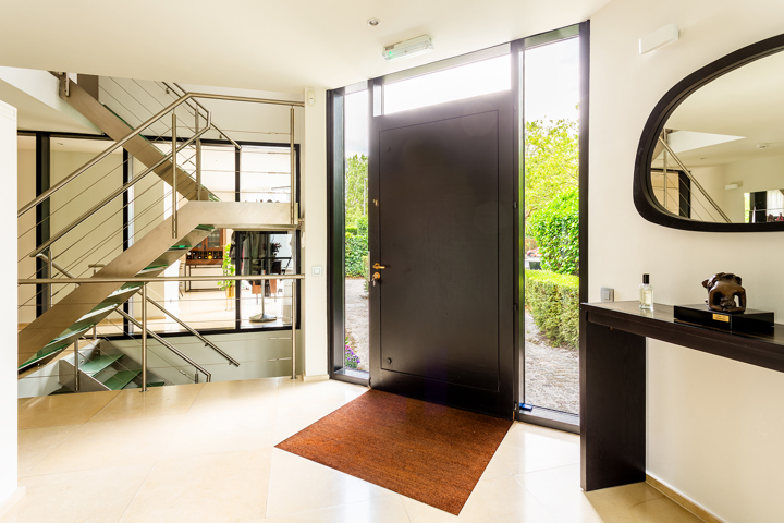 Topgelegen architectenwoning met ruim tuin en binnenzwembad.