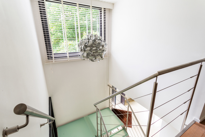 Topgelegen architectenwoning met ruim tuin en binnenzwembad.