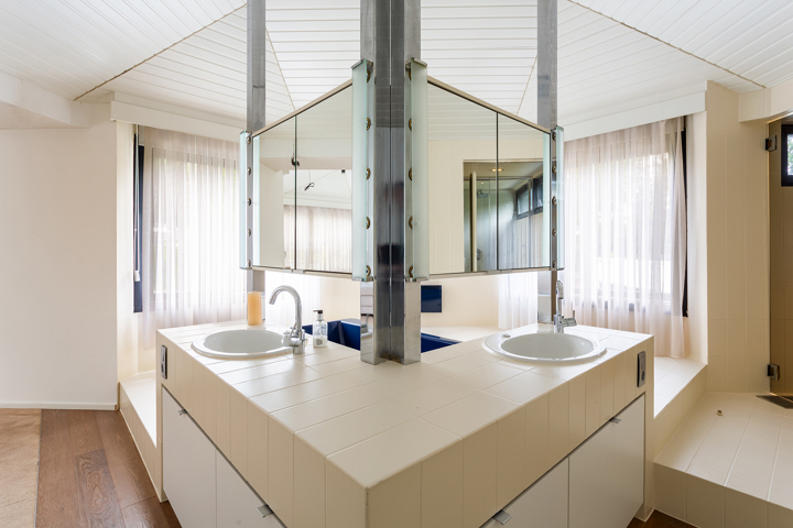 Topgelegen architectenwoning met ruim tuin en binnenzwembad.