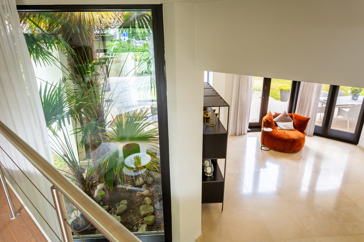 Topgelegen architectenwoning met ruim tuin en binnenzwembad.