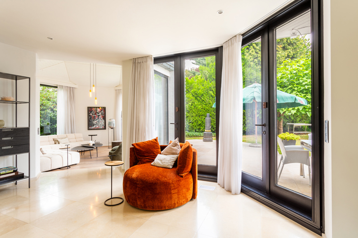 Topgelegen architectenwoning met ruim tuin en binnenzwembad.