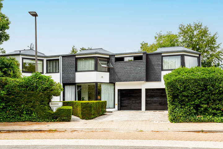 Topgelegen architectenwoning met ruim tuin en binnenzwembad.