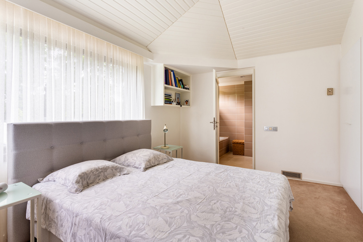 Topgelegen architectenwoning met ruim tuin en binnenzwembad.