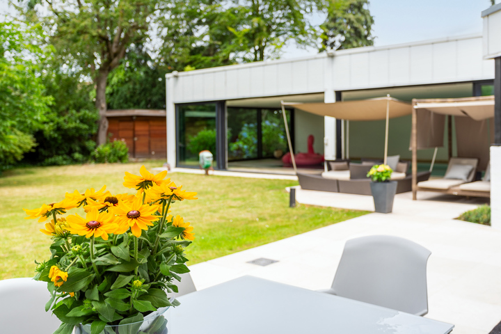 Topgelegen architectenwoning met ruim tuin en binnenzwembad.